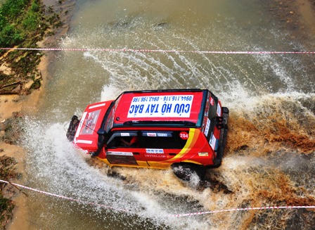 Mãn nhãn với màn đua ô tô địa hình giữa lòng Hà Nội